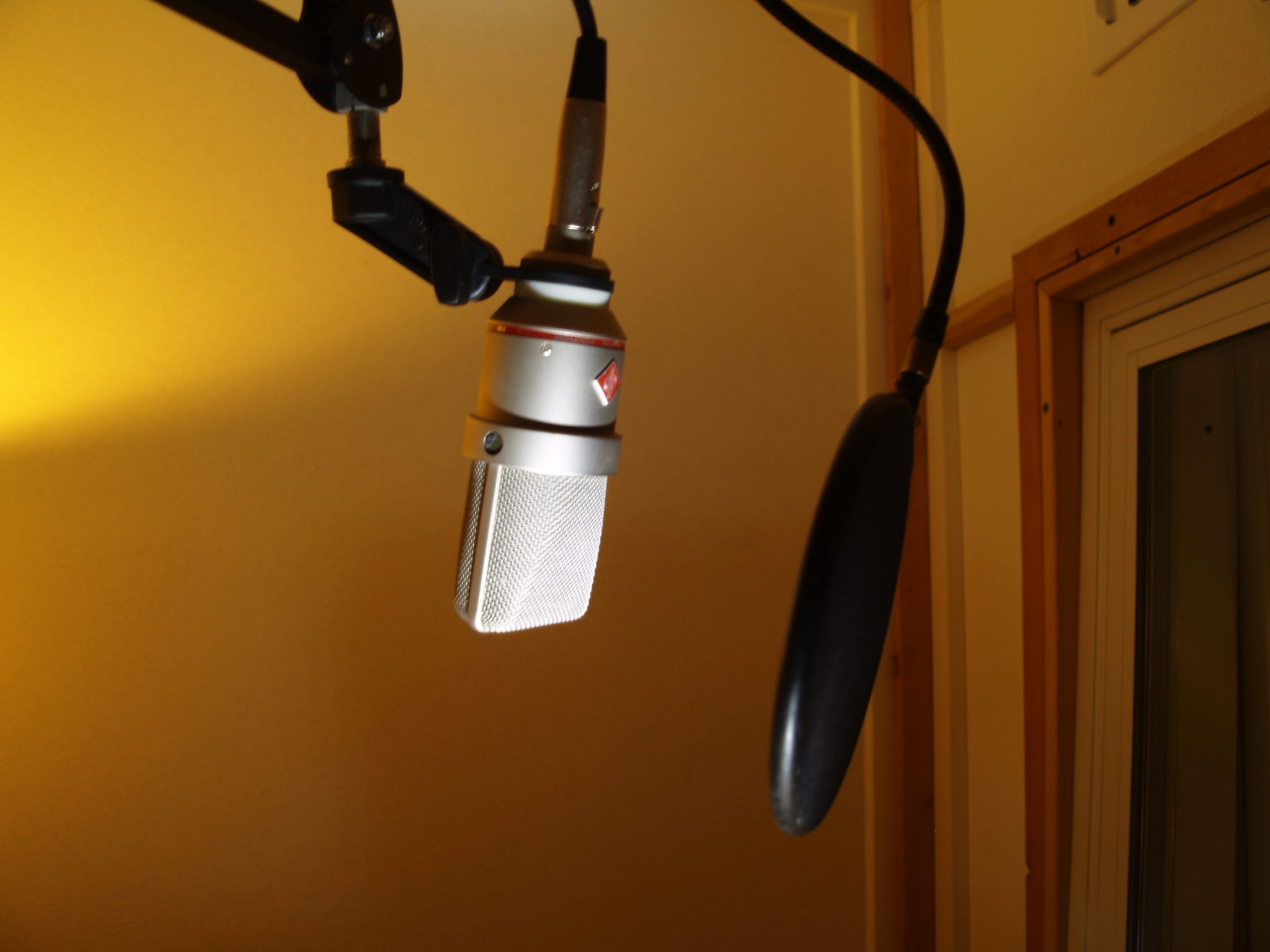 Optimal microphone recording distance and 45 degree angle setup for mobile singing