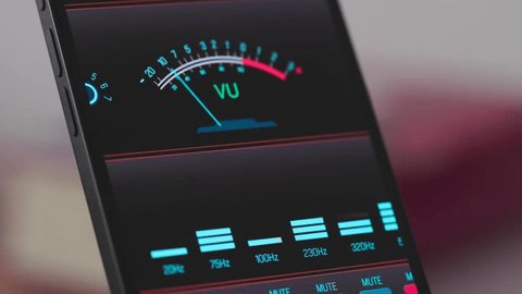 Studioul de efecte vocale pentru înregistrări pe mobil prezentând glisoarele de egalizare și analiza audio în timp real