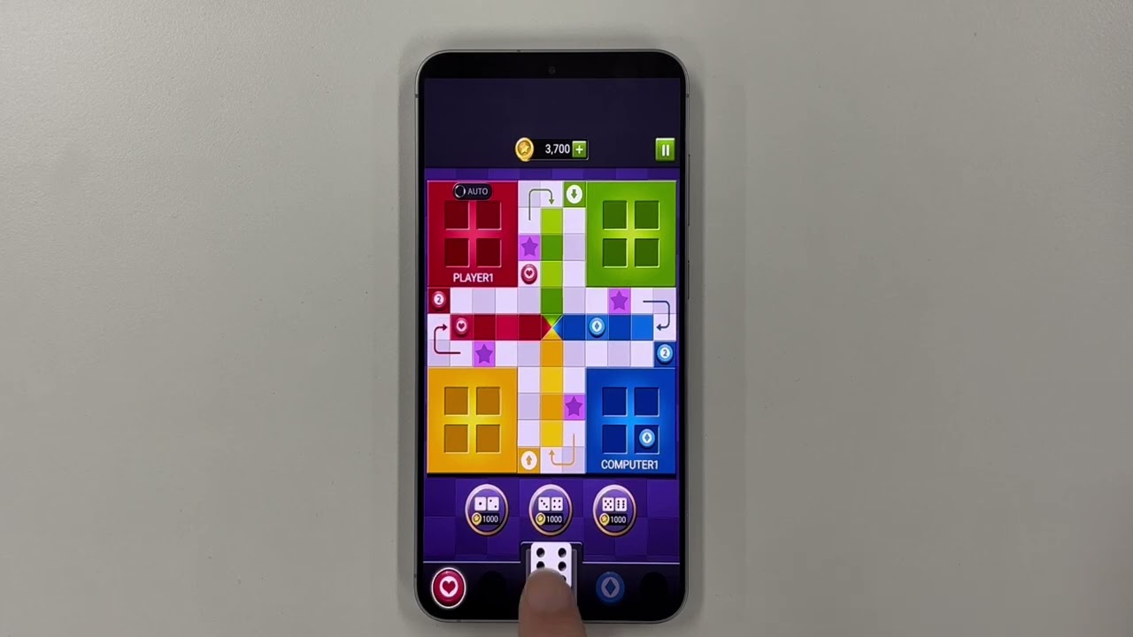 Pantalla móvil de Ludo Club que muestra una mesa multijugador competitiva